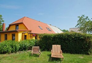 Ferienwohnungen in Lipsitz auf Rügen – Ferienwohnung Rapsblüte mit Kamin und Balkon