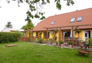 Ferienwohnungen in Lipsitz auf Rügen – Ferienwohnung Rapsblüte mit Kamin und Balkon