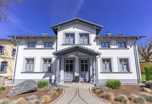 NEU: Ferienhaus mit Kamin, 2 Bäder, 2 SZ - am Wasser – Komfort Appartement - Jasmund