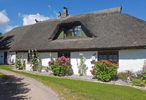 Ferienhaus und -wohnung unterm Reetdach in Woorke – Ferienhaus unterm Reetdach in Woorke