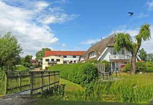 Landhaus mit Reetdach am Teich – Ferienwohnung mit Balkon 0G 2