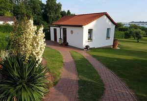 Ferienhaus mit Terrasse direkt am Wasser