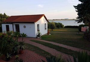 Ferienhaus mit Terrasse direkt am Wasser