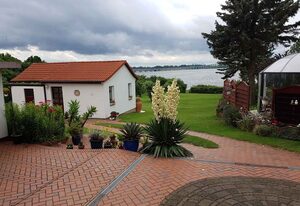 Ferienhaus mit Terrasse direkt am Wasser