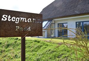 Ferienhaus mit Reetdach, großem Grundstück und Privatweg zum Hafen