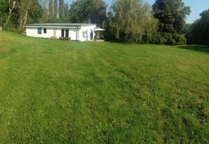 Ferienhaus mit Terrasse und großer Sonnenwiese