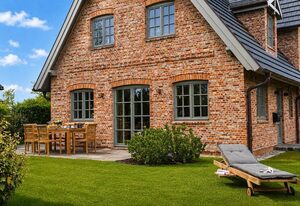 Haus Friesenkrone – Die „Friesenkrone“ ist kein Haus für perfekten Hochglanzurlaub. Sondern für echte Ferien mit Familie, Freunden, Kindern oder dem Wauwau, der endlich wieder stundenlang durch die Natur laufen darf. Genau so fühlt sich Sylt an, wenn man wirklich angekommen ist.