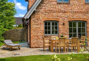 Haus Friesenkrone – Die „Friesenkrone“ ist kein Haus für perfekten Hochglanzurlaub. Sondern für echte Ferien mit Familie, Freunden, Kindern oder dem Wauwau, der endlich wieder stundenlang durch die Natur laufen darf. Genau so fühlt sich Sylt an, wenn man wirklich angekommen ist.