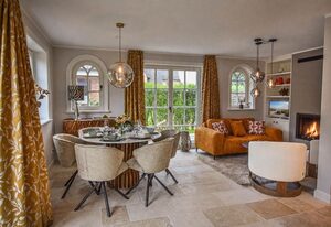 Haus Friesenkrone – Die „Friesenkrone“ ist kein Haus für perfekten Hochglanzurlaub. Sondern für echte Ferien mit Familie, Freunden, Kindern oder dem Wauwau, der endlich wieder stundenlang durch die Natur laufen darf. Genau so fühlt sich Sylt an, wenn man wirklich angekommen ist.