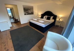 ROYAL OCEAN Premium Ferienhaus mit Whirlpool, Infrarotsauna, X-Box, Stellplatz – Traumhaftes Premium Ferienhaus Royal Ocean mit Sauna und Whirlpool