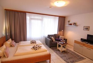 Sünhair   mit Schwimmbad und Sauna – Ein kombinierter Wohn-und Schlafbereich mit Schwimmbad und Sauna im Haus.