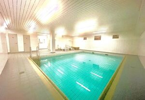 Robbe mit Schwimmbad und Sauna – Rund 37 Quadratmeter groß und auch noch Rollator freundlich.