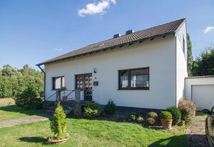 Gemütliches Ferienhaus in Hasenfeld mit Großem Garten