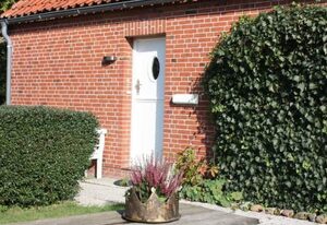mit Garten und Parkplatz