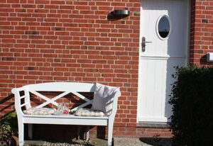 mit Garten und Parkplatz