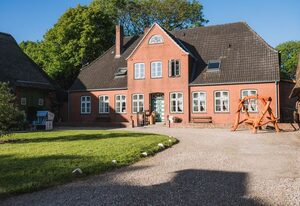 Hof Herzleuchten, Familie Groth – Bauernhaus Ferienwohnung To´n Hofplatz