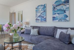 Königsmann – Strandnah und zentral gelegene, moderne Ferienwohnung mit Südbalkon.