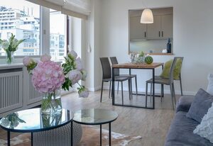 Königsmann – Strandnah und zentral gelegene, moderne Ferienwohnung mit Südbalkon.