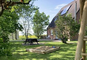 Großzügiges Ferienhaus mit großem Garten in Alleinlage – NIB-831 - Großzügiges Ferienhaus in Alleinlage (HT)