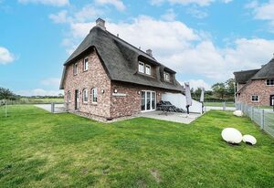Reetgedecktes Nordseehaus mit Garten, Sauna & Kamin – DAG-895 - Familienfreundliche Doppelhaushälfte (HT)