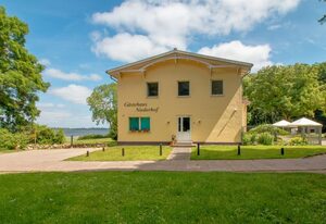Gästehaus Niederhof - nur 50 Meter bis zum Boddenstrand – Große Ferienwohnung 2 Seeblick