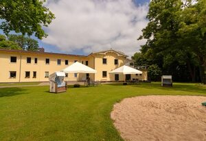 Gästehaus Niederhof - nur 50 Meter bis zum Boddenstrand – Große Ferienwohnung 2 Seeblick