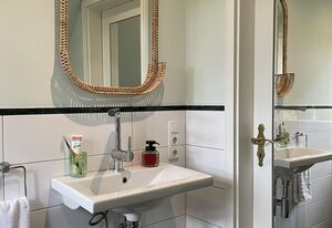 Heidenest – Ferienhaus, Toilette und Bad/Dusche getrennt