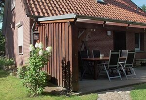 mit überdachter Terrasse und Carport