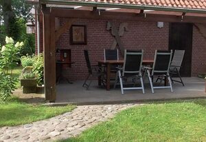 mit überdachter Terrasse und Carport