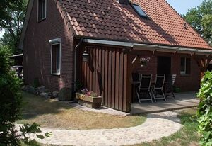 mit überdachter Terrasse und Carport