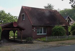 mit überdachter Terrasse und Carport