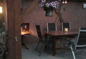 mit überdachter Terrasse und Carport