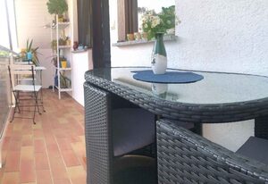 Ferienhaus mit Balkon, Terrasse und Garten