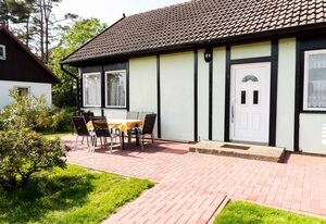Bungalow mit Terrasse und Garten