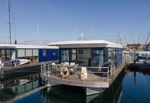 Hausboot "Fjordblik" in Barth – Hausboot "Fjordblik" -komfortables schwimmendes Ferienhaus im Barther Yachthafen