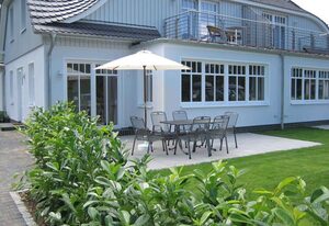 Ferienhaus mit Terrasse und Balkon