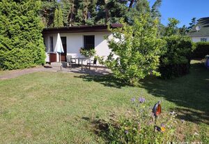 Bungalow mit Terrasse und Garten