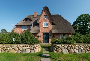 Haus Carstensen Süd – Reetdachhaus für 8 Pers. mit Sauna, Garten, Stellplatz, WLAN, Haustiere erlaubt.