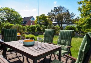 Haus 32 – Stadt- und strandnahes Haus für bis zu 5 Pers., Terrasse, PKW-Stellplatz, WLAN.