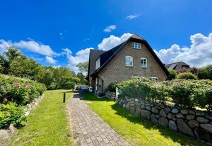 Amaris-Sylt – Idyllisch gelegene Wohnung mit Balkon für bis zu 4 Personen fußläufig zum Starnd