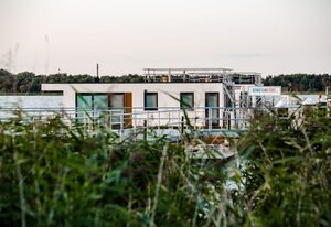 KranichNest Schwimmhaus - Uferhaus am Bodden Ostsee – KranichNest Schwimmhaus: Seeblick, Terrasse, Kaminofen & Platz für 4 Gäste