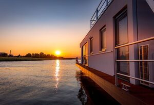 KranichNest Schwimmhaus - Uferhaus am Bodden Ostsee – KranichNest Schwimmhaus: Seeblick, Terrasse, Kaminofen & Platz für 4 Gäste