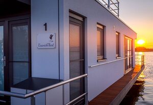 KranichNest Schwimmhaus - Uferhaus am Bodden Ostsee – KranichNest Schwimmhaus: Seeblick, Terrasse, Kaminofen & Platz für 4 Gäste