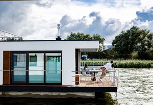 KranichNest Schwimmhaus - Uferhaus am Bodden Ostsee – KranichNest Schwimmhaus: Seeblick, Terrasse, Kaminofen & Platz für 4 Gäste