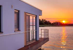 KranichNest Schwimmhaus - Uferhaus am Bodden Ostsee – KranichNest Schwimmhaus: Seeblick, Terrasse, Kaminofen & Platz für 4 Gäste