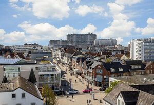 Penthouse – Modernes App. mit Meerblick, Balkon, PKW-Stellplatz, WLAN. Haustiere erlaubt.