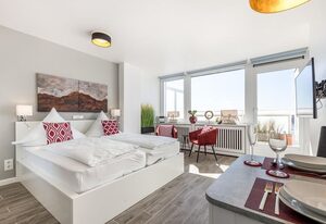 Penthouse – Modernes App. mit Meerblick, Balkon, PKW-Stellplatz, WLAN. Haustiere erlaubt.