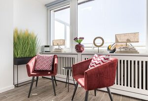 Penthouse – Modernes App. mit Meerblick, Balkon, PKW-Stellplatz, WLAN. Haustiere erlaubt.