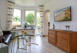 Strandperle – Modernes 2-Zimmer App. mit Terrasse, PKW-Stellplatz, WLAN. Haustiere erlaubt.