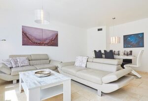 Neue Liebe – Modernes Haus für 6 Pers. mit Terrasse, PKW-Stellplatz, WLAN. Haustiere erlaubt.